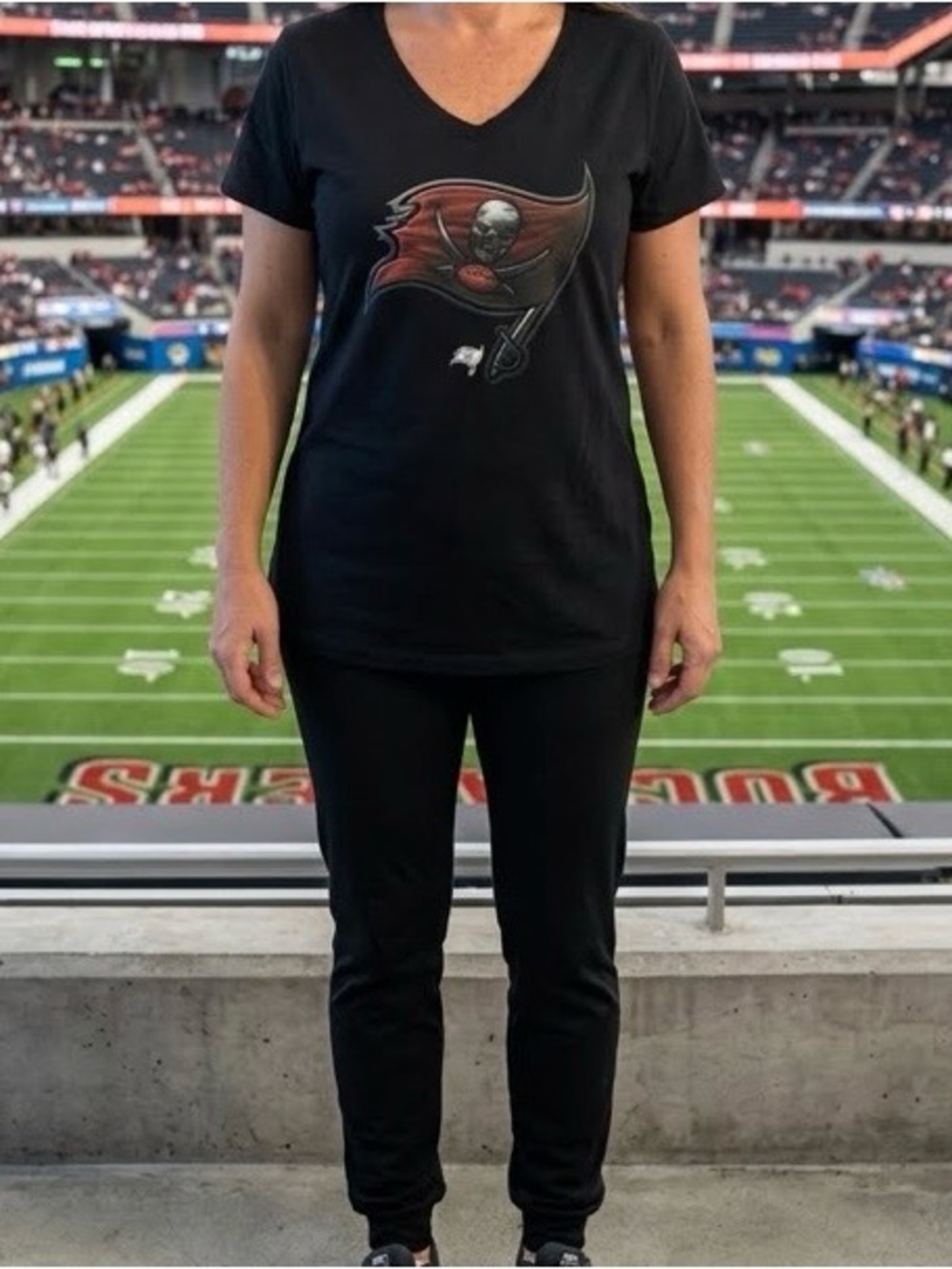 🏈 Woman’s Like New Tampa Bay Buccaneers T-Shirt Size L